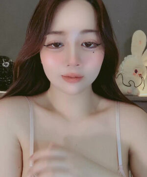 Bé Hạnh vừa nói chuyện vừa tụt áo xoa vú trên live Quincy Hot51