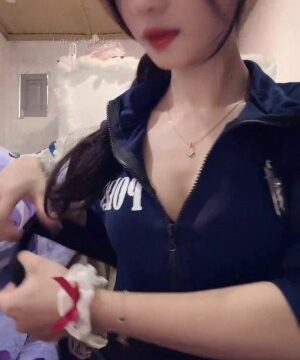 Đào Thùy Linh cosplay hoá thân thành nữ cảnh sát dâm đãng