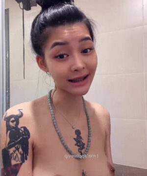 Tôm chiên lông đen ngòm trong nhà tắm