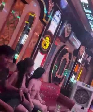 Quán karaoke hot nhất lúc này toàn các em gái ngon