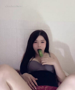Trịnh Bé YYlive muốn yêu em thì chim phải to bằng quả dưa