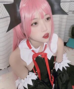 Idol cosplay Krul Tepes live quay tay hàng đêm